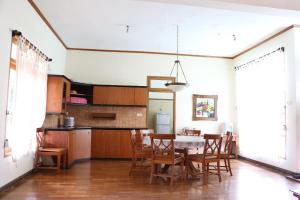 - une cuisine et une salle à manger avec une table et des chaises dans l'établissement villa batu pandermanhill 4BR+swimming pool, à Batu