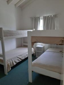 オステンデにあるComplejo Marceのベッドルーム1室(二段ベッド2台、窓付)が備わります。