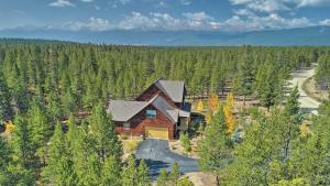 eine Luftansicht eines Hauses im Wald in der Unterkunft Rocky Bear Lodge on 2 and Acres Near Turquoise Lake in Leadville