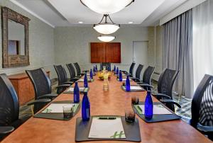 uma sala de conferências com uma mesa longa e cadeiras em Holiday Inn Philadelphia-Cherry Hill, an IHG Hotel em Cherry Hill