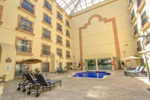 Bazén v ubytování Holiday Inn Leon by IHG nebo v jeho okolí
