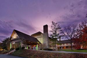 un edificio con una torre a un lado. en Holiday Inn At Six Flags Saint Louis, an IHG Hotel en Eureka