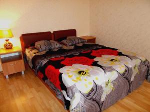 チェレポヴェツにあるКомфортабельный Люкс в Центреのベッドルーム1室(花の飾られたベッド1台付)