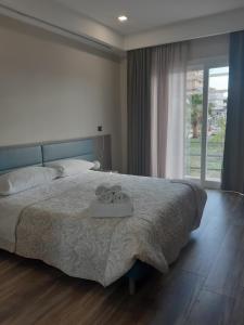 ヴィボ・バレンティア・マリーナにあるSARACENO HOTELのベッドルーム1室(ベッド1台、タオル2枚付)