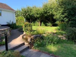 een tuin met trappen en bloemen en een huis bij Wingmore in Salisbury