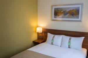 Postel nebo postele na pokoji v ubytování Holiday Inn Leeds Garforth by IHG