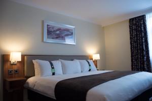 Postel nebo postele na pokoji v ubytování Holiday Inn Leeds Garforth by IHG
