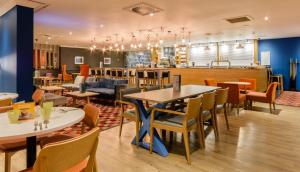 Restaurace v ubytování Holiday Inn Leeds Garforth by IHG