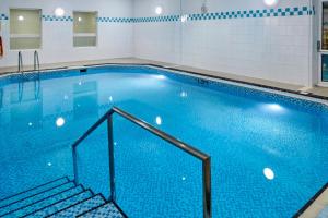 Bazén v ubytování Holiday Inn Leeds Garforth by IHG nebo v jeho okolí