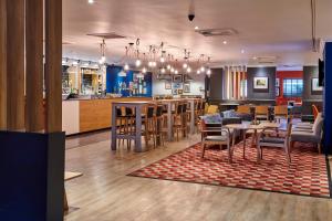 Restaurace v ubytování Holiday Inn Leeds Garforth by IHG
