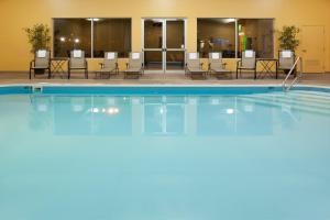 a pool in a hotel with chairs and tables at Holiday Inn Columbus Dwtn-Capitol Square by IHG in Columbus