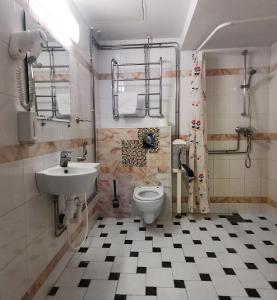 een badkamer met een toilet en een wastafel bij Arkadia Hotel & Hostel in Helsinki