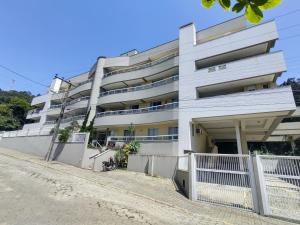 un condominio sul lato della strada di Bombinhas Centro, apartamento 02 dorm, ótima localização a Bombinhas