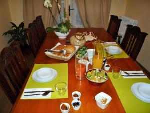 - une table avec de la nourriture et des boissons dans l'établissement Chez Edèll, à Monpazier