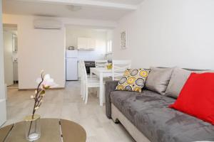 Nhà bếp/bếp nhỏ tại NEW LUXURY APARTMENT SANDRA- OLD TOWN KORCULA