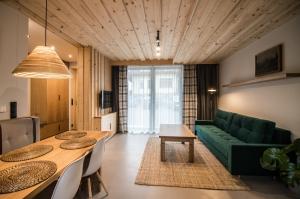 Televízia a/alebo spoločenská miestnosť v ubytovaní Apartamenty u Bułecki