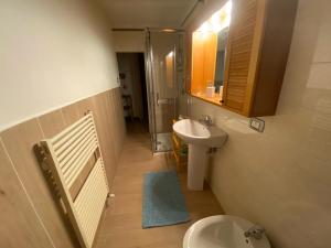 bagno con lavandino, servizi igienici e specchio di Casa Diroma a Ginosa Marina