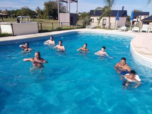 grupa ludzi pływających w basenie w obiekcie Iguape Aparts & Spa w mieście Colón