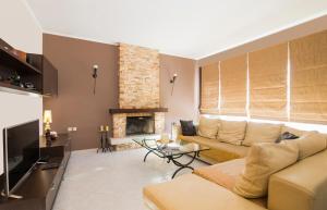 uma sala de estar com um sofá e uma lareira em Sea View Estate Helios em Perama