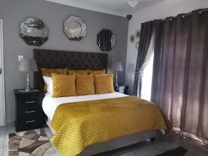 Roxy's Rest Guest House客房内的一张或多张床位