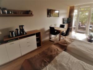 Habitación con cocina y mesa con sillas. en Appartement Ausblick Park, en Hahnenklee-Bockswiese