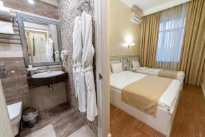 モスクワにあるInvite Hotel Kolomenskayaのベッドとバスルーム付きのホテルルームです。