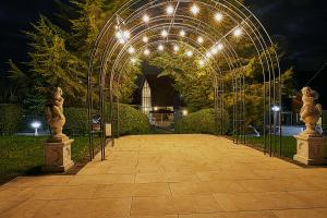 A garden outside The Sharnbrook Hotel 