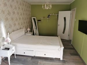 Un pat sau paturi într-o cameră la Chic Apartment