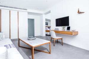 Un televizor și/sau centru de divertisment la Grace Hotel, Auberge Resorts Collection