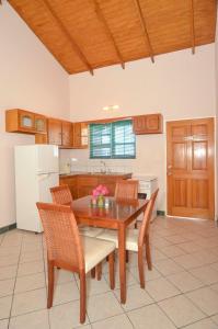 Kuchyň nebo kuchyňský kout v ubytování Caribbean Inn and Suites