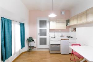 ボローニャにあるSaragozza Apartmentsの小さなキッチン(シンク、テーブル付)