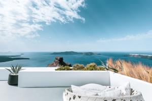 A balcony or terrace at Grace Hotel Santorini, Auberge Resorts Collection