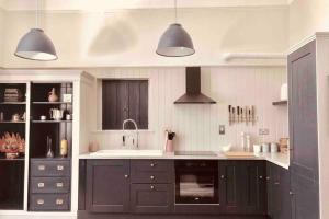 Köök või kööginurk majutusasutuses Seaside Escape - gorgeous 2 bed apartment in St-Leonards-on-Sea