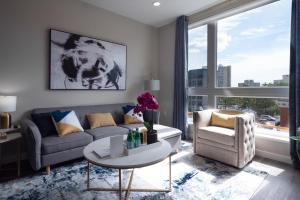 Luxury Furnished Apartments by Hyatus Downtown at Yale的休息区