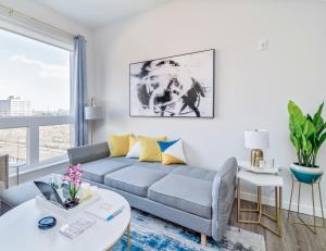 Luxury Furnished Apartments by Hyatus Downtown at Yale的休息区