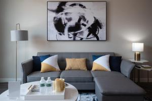 Luxury Furnished Apartments by Hyatus Downtown at Yale的休息区