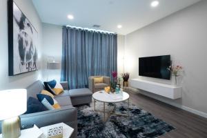 Luxury Furnished Apartments by Hyatus Downtown at Yale的电视和/或娱乐中心