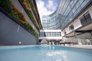 una gran piscina en medio de un edificio en Holiday Inn Dijon Toison D'or by IHG, en Dijon