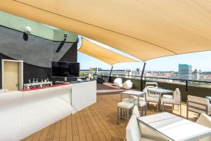 リスボンにあるHoliday Inn Lisbon by IHGの市街の景色を望む屋上バー