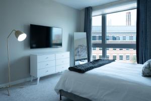 Luxury Furnished Apartments by Hyatus Downtown at Yale的电视和/或娱乐中心