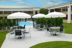 Bazén v ubytování Holiday Inn Hazlet by IHG nebo v jeho okolí