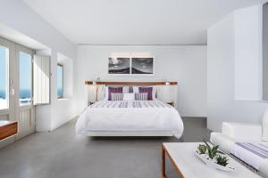 Un pat sau paturi într-o cameră la Grace Hotel, Auberge Resorts Collection