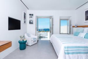 Un pat sau paturi într-o cameră la Grace Hotel, Auberge Resorts Collection