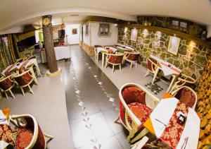 - une vue de tête sur un restaurant avec des tables et des chaises dans l'établissement Hotel Lula, à Sarajevo