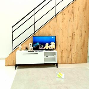 Телевізор і / або розважальний центр в Apartament me qera Dublex Lungomare