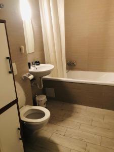 ブラショヴにあるBrasov 3C DELUXのバスルーム(トイレ、洗面台、バスタブ付)