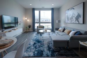 een woonkamer met een bank en een tafel bij Luxury Furnished Apartments by Hyatus Downtown at Yale in New Haven
