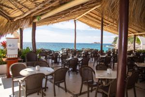 Restaurant o un lloc per menjar a Hotel Castillo Huatulco & Beach Club