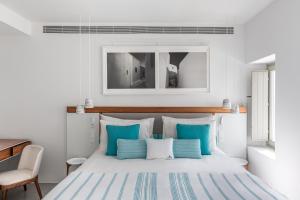 Un pat sau paturi într-o cameră la Grace Hotel, Auberge Resorts Collection