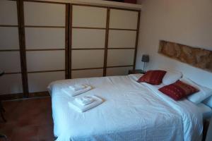 A bed or beds in a room at Ca na Mar: Charming House in the heart of Bunyola, Tramuntana